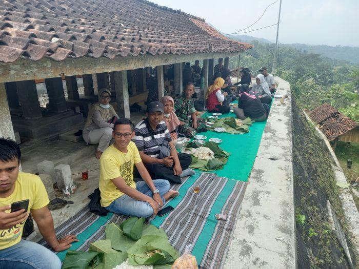 Sejumlah tradisi lokal yang masih sering dilakukan di kompleks Makam Mbah Kuwu. (watulawang.kec-pejagoan.kebumenkab.go.id)