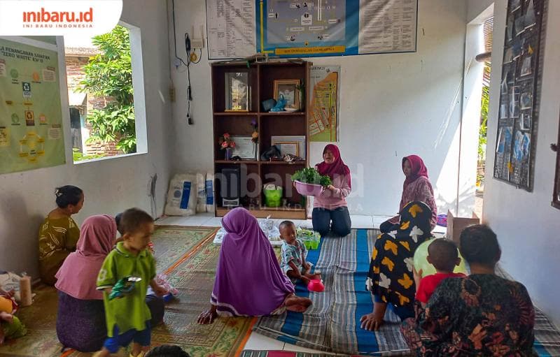 Ketua Posyandu Cempaka, Yuni, tengah memberi edukasi pentingnya mengosumsi sayur bagi anak. (Inibaru.id/Fitroh Nurikhsan)