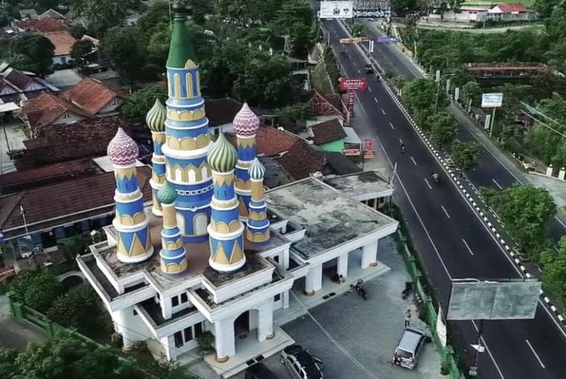 Masjid An Nurumi ada di Jalan utama Solo-Yogyakarta. (Republika/Fakhtar Khairon Lubis)