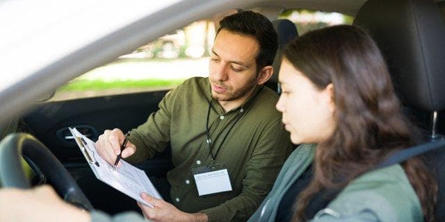 Nantinya, pemohon SIM harus mengantongi sertifikat dari sekolah mengemudi terakreditasi. (Shutterstock)