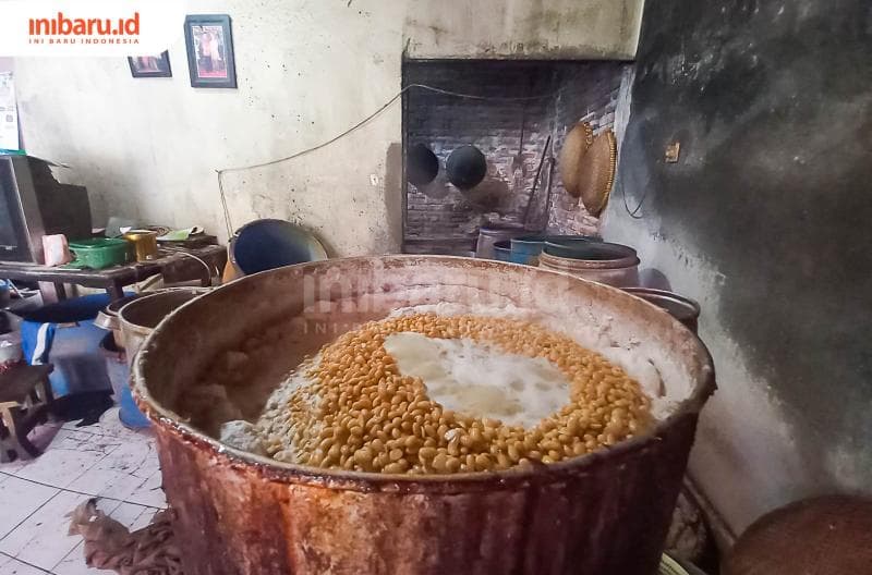 Proses penggodokan kedelai di rumah pengrajin tempe Jumadi. (Inibaru.id/ Fitroh Nurikhsan)