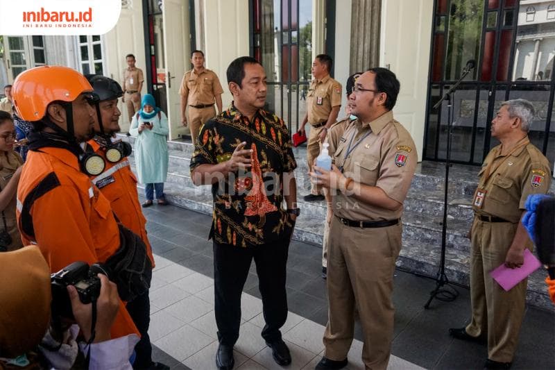 Kepala Dinas Kesehatan, Abdul Hakam (kanan), mengabarkan kalau di Kota Semarang ada pasien positif covid-19 yang sembuh lagi. (Inibaru.id/ Audrian F)<br>