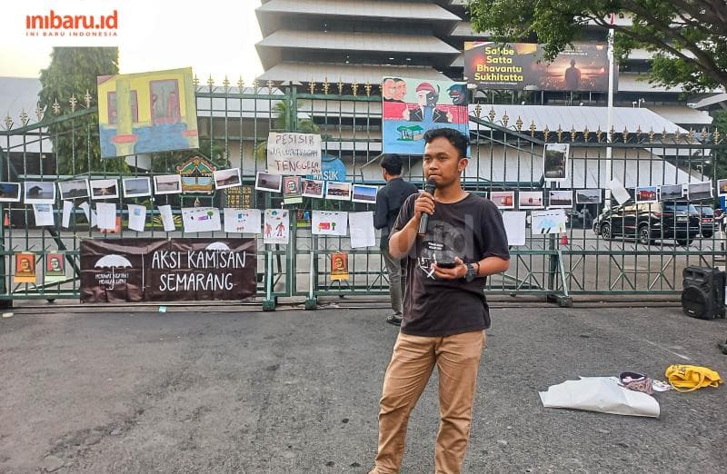 Aksi Kamisan Semarang Suarakan Isu Pesisir: Pak, Buk, Pantura Diuber Segoro!
