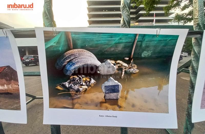 Potret gambar kuburan yang terendam banjir rob. (Inibaru.id/ Fitroh Nurikhsan)