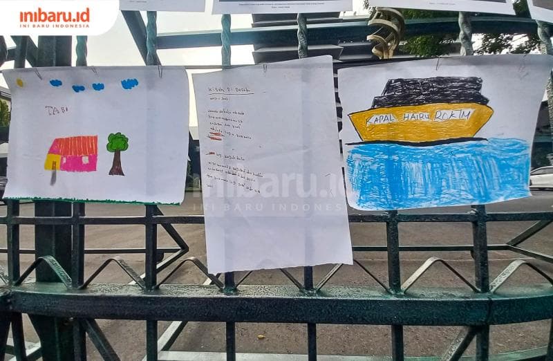 Puisi karya seorang anak kecil bernama Janah turut mejeng di pagar gedung Gubernur Jawa Tengah. (Inibaru.id/ Fitroh Nurikhsan)