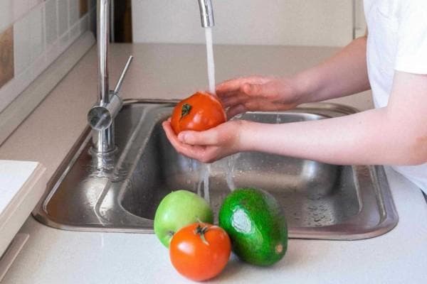 Kamu bisa menggunakan baking soda atau sabun untuk mencuci buah. (Pexels)