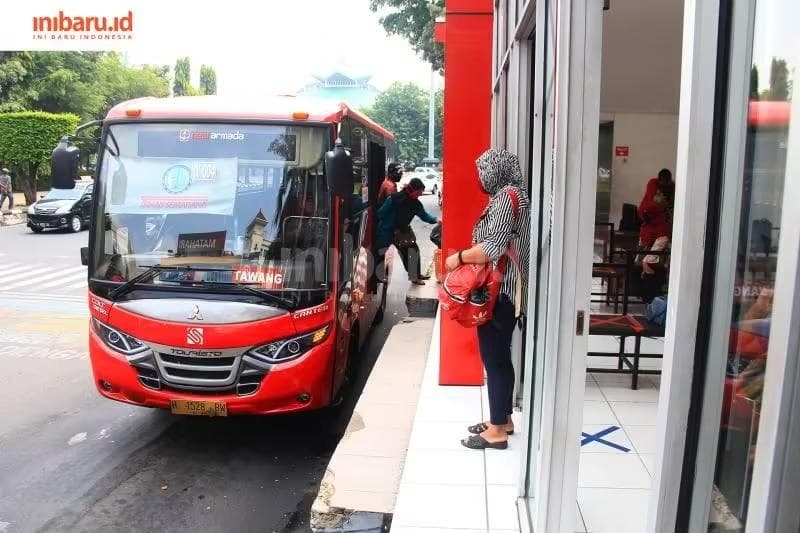 BRT Trans Jateng sudah bisa menerima layanan pembayaran nontunai sejak 2021. (Inibaru.id/ Triawanda Tirta Aditya)