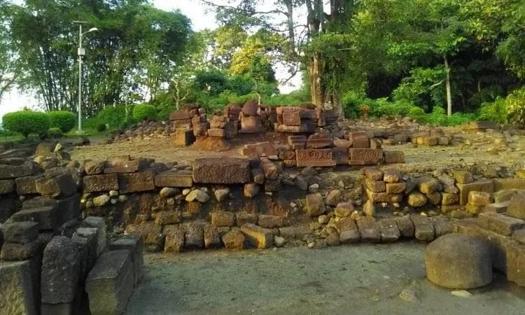 Candi Gunung Sari masih belum terrestorasi dengan baik. (Javatravel)