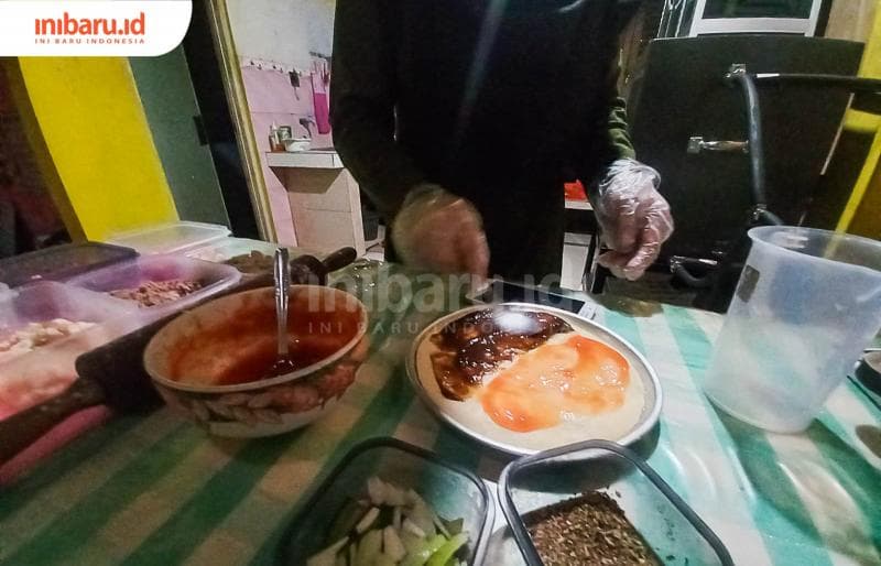 Proses pembuatan piza rumahan Feni Murdiyanti. (Inibaru.id/ Fitroh Nurikhsan)