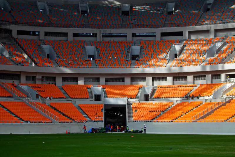 Stadion JIS dilengkapi dengan kursi tribun berwarna orange layaknya lapangan sepak bola di Eropa. (Sindonews/Aldhi Chandra Setiawan)