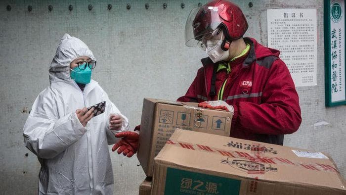 Virus corona dapat menempel selama 24 jam di kertas karton. (Getty Image)<br>