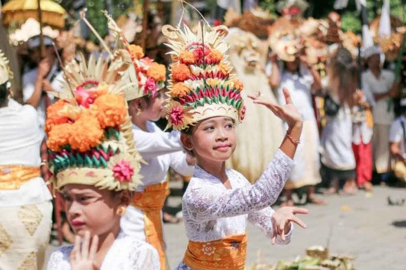 Ilustrasi: Nama Ketut di Bali terancam punah karena kini semakin jarang keluarga Bali punya anak keempat. (Ubudian)