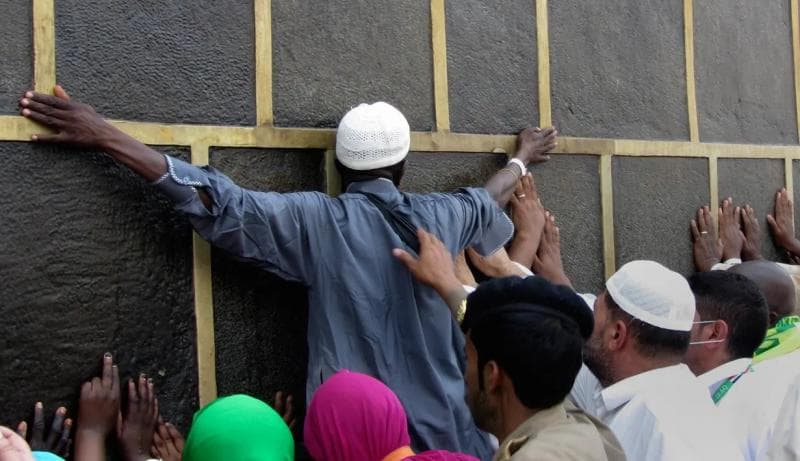 Nggak jarang di Tanah Suci para jemaah haji berdesak-desakan berebut tempat ibadah. (AP Photo/Amr Nabil)