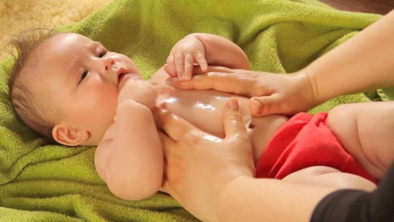 Minyak telon dianggap cocok untuk bayi dan balita. (Merries)