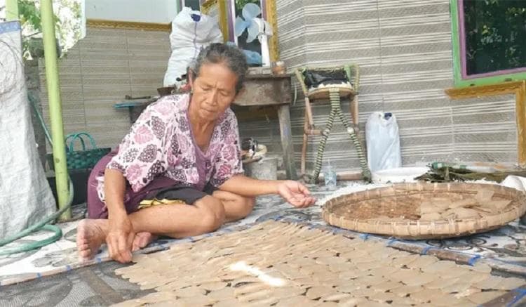 Eko, salah seorang produsen kerupuk udang di Desa Buko, Wedung, Demak. (Betanews/Sekarwati)