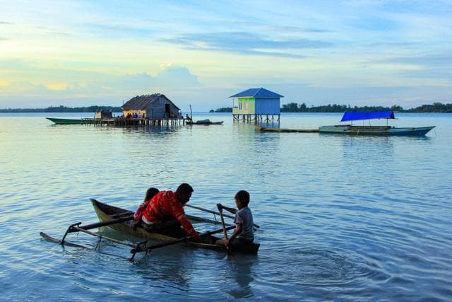 Ekonomi biru berkelanjutan diharapkan dapat menyejahterakan masyarakat pesisir. (Mongabay Indonesia/Faris Barero)