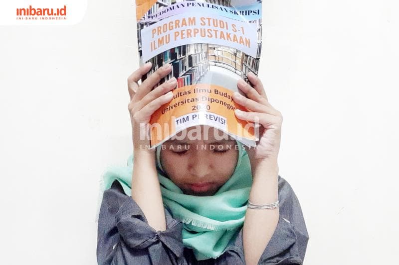 Ilustrasi mahasiswa tingkat akhir yang pusing memikirkan skripsi (Inibaru.id/ Julia Dewi Krismayani)