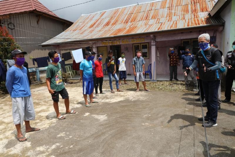 Ganjar Pranowo saat menengok lokasi karantina di Desa Pacet, Kabupaten Batang. (Doc Pemprov)<br>