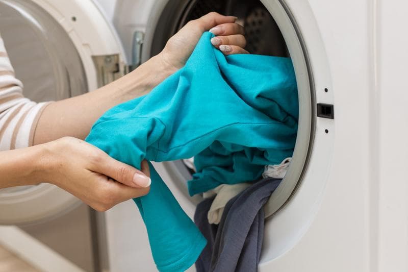 Ilustrasi: Membalik pakaian sebelum dicuci di mesin cuci. (Berkeluarga.id)