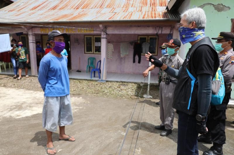 Ganjar berbincang dengan salah seorang pemudik yang dikarantina. (Doc Pemprov)<br>