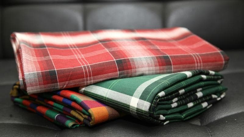 Sarung motif kotak. (Detik)