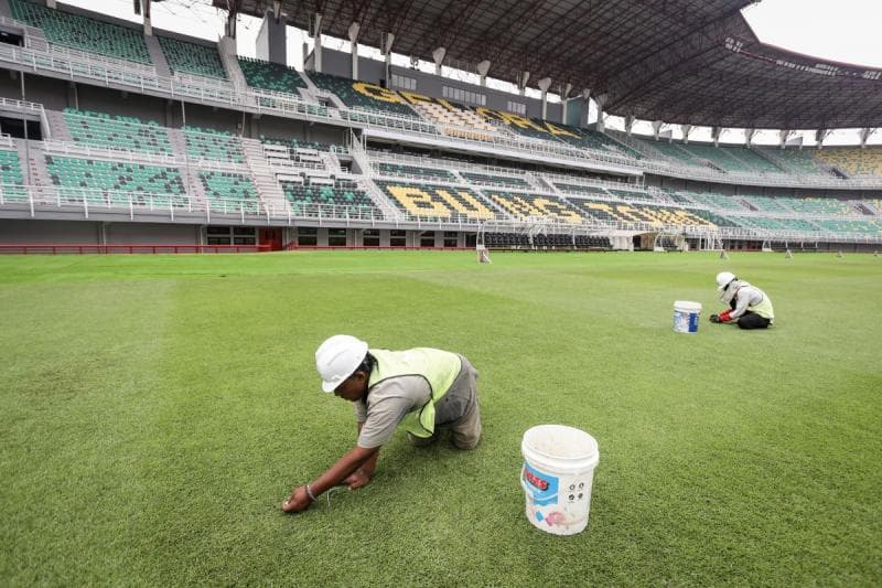 Kondisi lapangan sepak bola dipersiapkan sebaik mungkin sebelum pertandingan Piala Dunia U-17 dilaksanakan. (Media Indonesia/Antara)