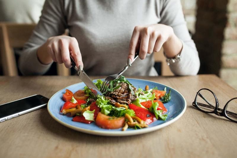 Pastikan pola makanmu sehat. (via Jovee)