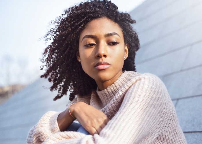 Emosional numbness atau mati rasa adalah ketika seseorang nggak merasakan emosi apa pun. (Canva)