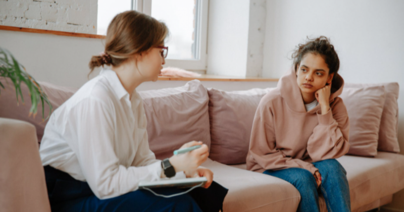 Kamu bisa mencari bantuan profesional jika memiliki gejala mati rasa. (dok. Polina Zimmerman/pexels)