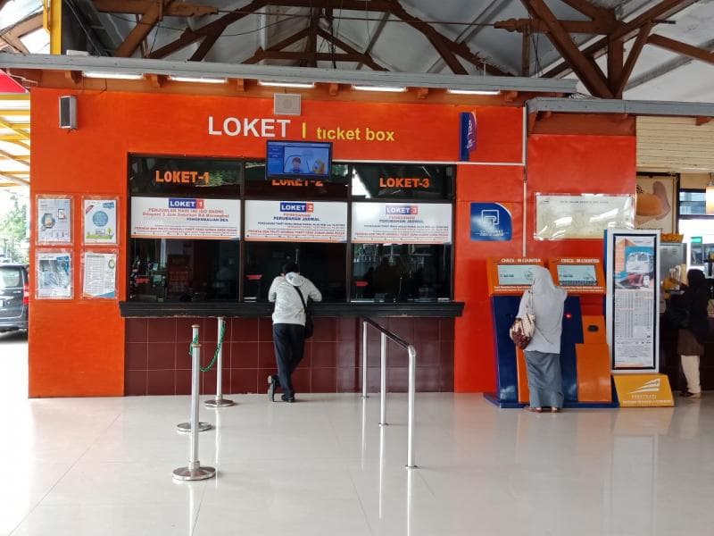 Ilustrasi pembelian iket kereta api. (aboutcirebon.id)
