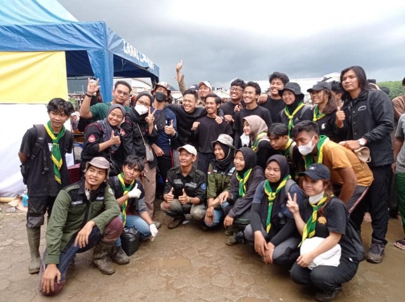 Lebih dari 3 ribu orang ikut serta dalam acara bersih-bersih Pantai Sukaraja. (Media Lampung/Arief Setiawan)