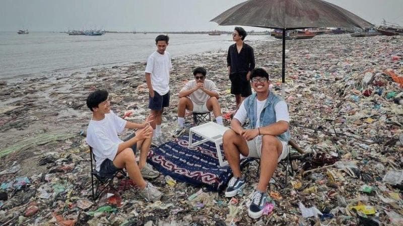 Pandawara Group sukses bikin acara bersih-bersih di pantai terkotor kedua di Indonesia, Pantai Sukaraja, Bandar Lampung. (IG/Pandawara Group)