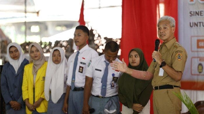 Gubernur Jateng Ganjar Pranowo mengambil tindakan tegas dengan membebastugaskan Kepala SMKN 1 Sale dari jabatannya. (Jategprov)