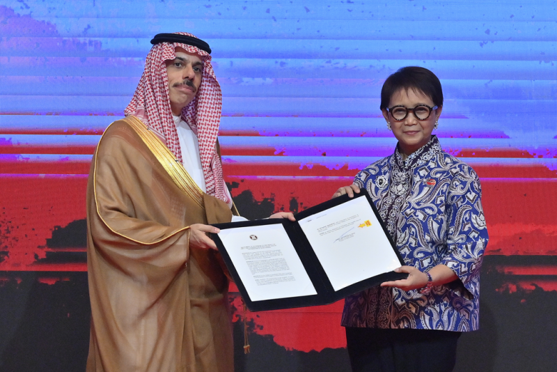 Menteri Luar Negeri (Menlu) Arab Saudi, Pangeran Faisal bin Farhan Al-Saud (kiri) memberikan Traktat Persahabatan dan Kerja Sama ASEAN (TAC) kepada Menlu RI Retno Marsudi (kanan) di Jakarta, Rabu (12/6/2023). (Kemenlu)