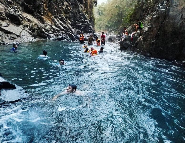 Kamu bisa bermain air sepuasnya di Black Canyon Petungkriyono. (KSMTour)