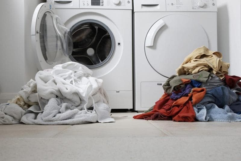 Memisah pakaian sebelum dicuci. (Rimma.co)