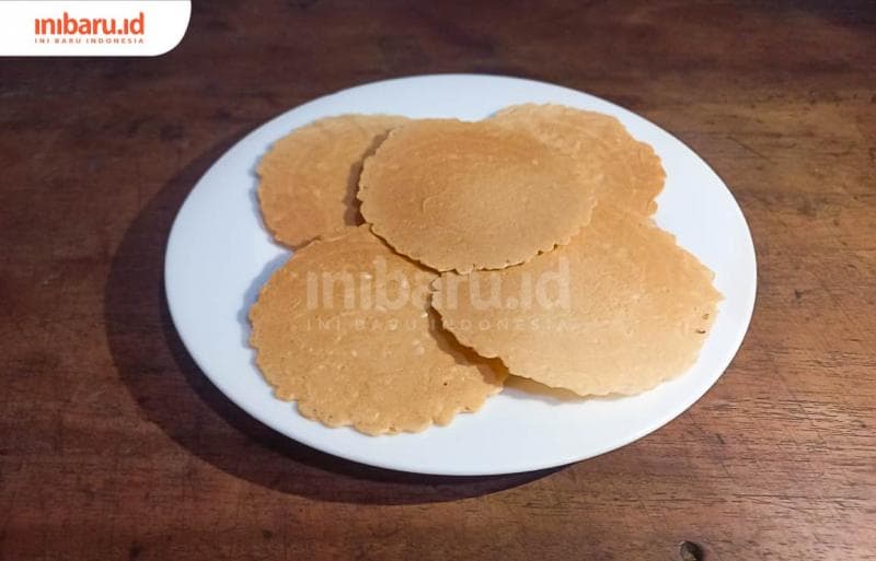 Kue Semprong Yuta berbentuk bulat pipih dan nggak terlalu tebal. (Inibaru.id/ Fitroh Nurikhsan)
