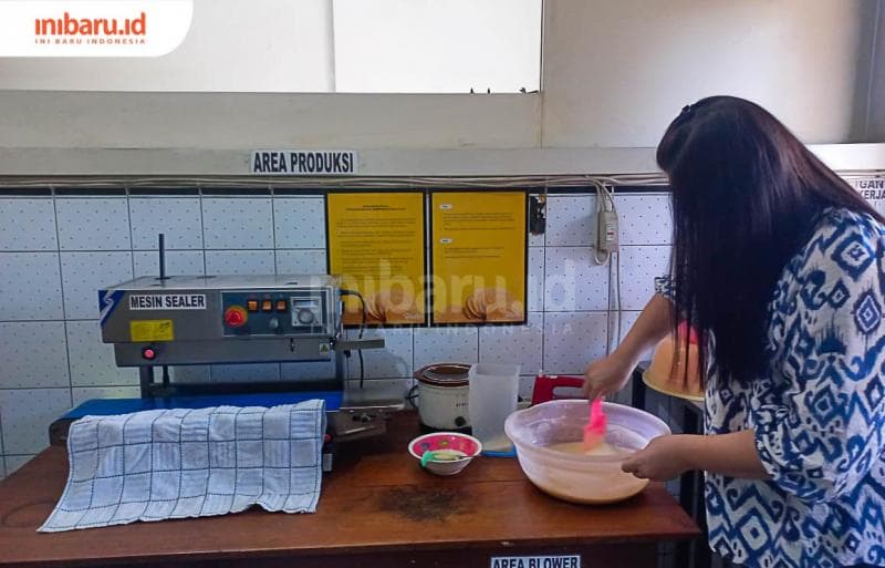 Yuta Endang Pudjiastuti sedang membuat adonan kue semprong. (Inibaru.id/ Fitroh Nurikhsan)