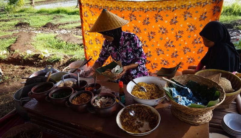 Sulis, penjual sega telang di Pasar Inis. (Travelingyuk/Andhika Candra)