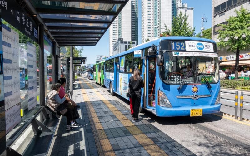 Bus kota di Korea. (theseoulguide)