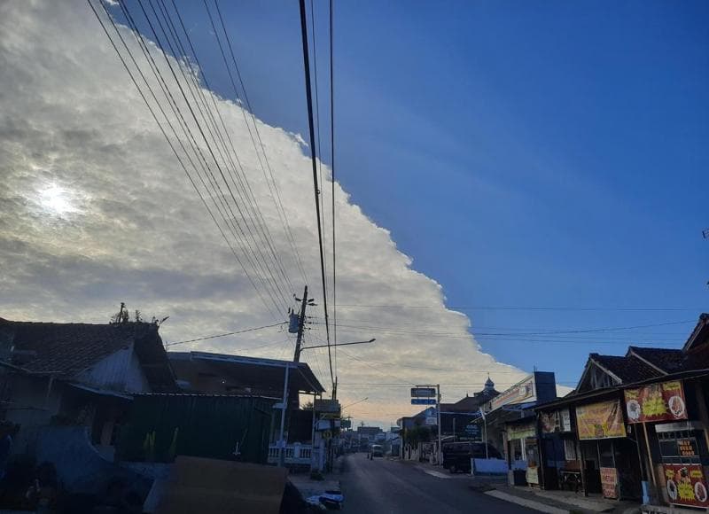 Fenomena Awan Aneh di Jawa Tengah Hari Ini, BMKG: Bukan Tanda Gempa