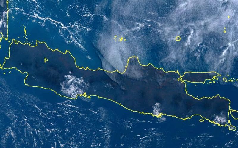 Tampilan citra satelit saat fenomena awan aneh tersebut muncul. (Twitter/Jogja_Uncover)