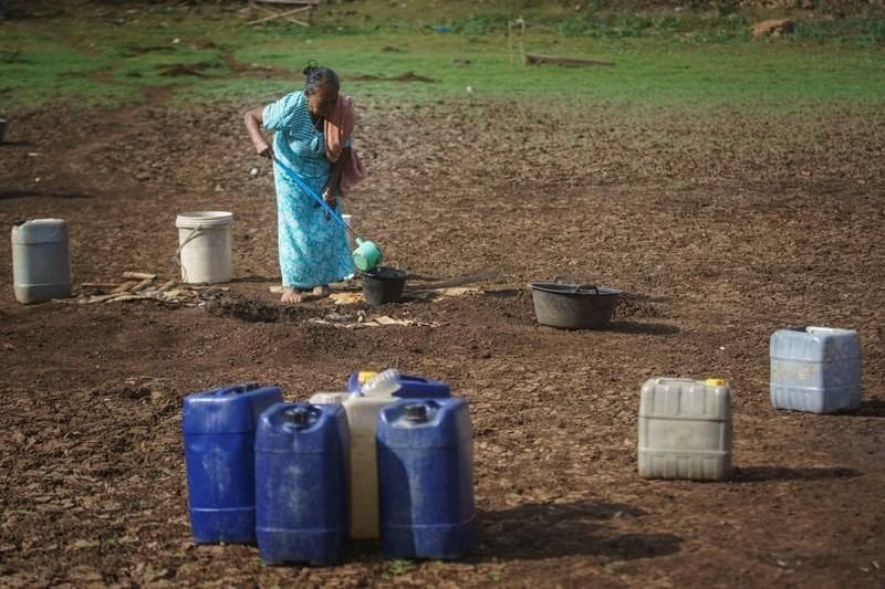 Kekeringan, Warga Grobogan Sampai Ambil Air Keruh dari Dasar Sungai