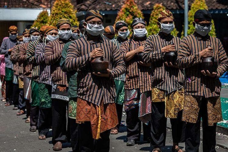 Air kendi yang dibagikan ke warga pada Grebeg Suro di Pesantren Girikusumo, Mranggen, Demak.(Kompas/Antara/Aji Styawan)