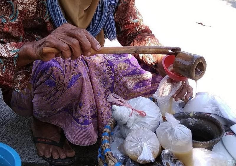 Penjual wedang jamu coro di Demak. (Instagram/habibieah)
