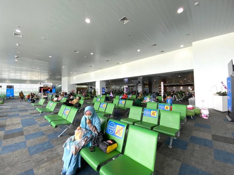 Penumpang diminta lakukan physical distancing. (Dok. PT Angkasa Pura I)