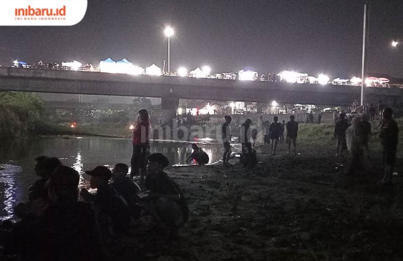 Tradisi kungkum di Tugu Soeharto membawa berkah bagi para pedagang. (Inibaru.id/ Fitroh Nurikhsan)