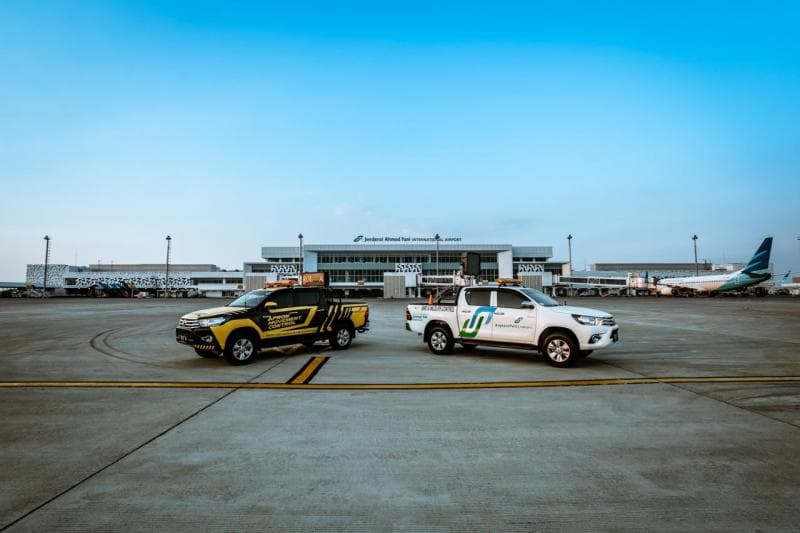 Suasana bandara dengan mobil dinas yang bertugas. (Dok. PT Angkasa Pura I)