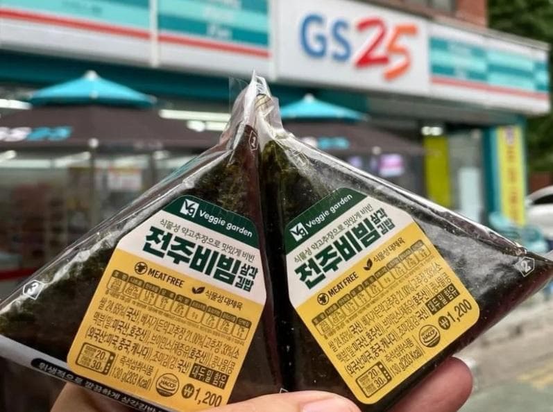 Samgak gimbap yang dijual di minimarket Korea. (Instagram/vegetariano_en_corea)