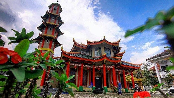 Masjid Al Mahdi dibangun oleh seorang warga keturunan Tionghoa. (IG/bank_mamad)